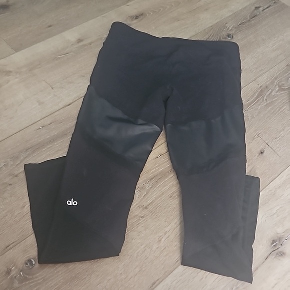 ALO Yoga Kids Black Leggings - Picture 2 of 4